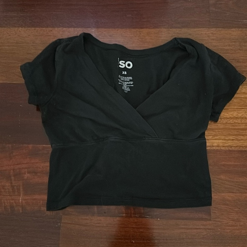 black cropped v-neck tshirt